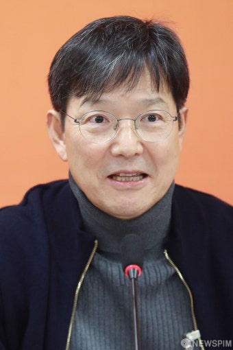 인사말하는 함익병 개혁신당 공천관리위원