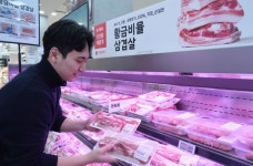 롯데마트·슈퍼 삼삼데이 앞두고 반값 삼겹살 판매