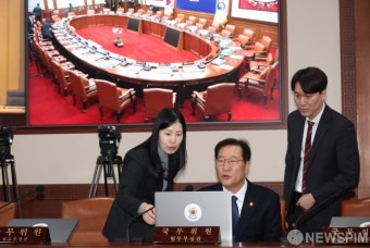 국무회의 회의 시스템 설명 듣는 박성재 법무장관