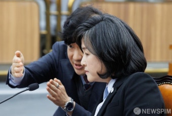 대화 나누는 신숙희 대법관 후보자