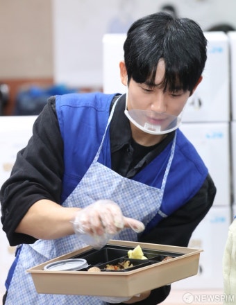 정해인, 쪽방촌 어르신 위해 도시락 봉사활동