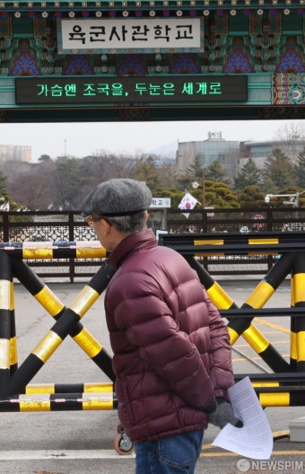 육사 내 독립영웅 흉상 존치 촉구 기자회견전 육사 바라보는 참석자