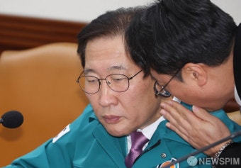 귀엣말 나누는 박성재 법무장관