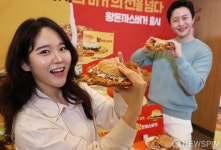 압도적인 크기의 왕돈까스버거 비교 되나요?