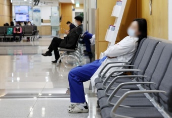의료현장 복귀 전공의 271명…정부 