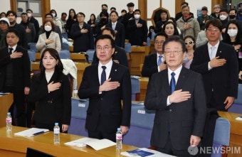 국민의례하는 이재명 더불어민주당 대표 - 윤영덕 - 백승아 더불어민주연합 공동대표