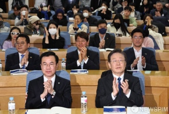 박수치는 이재명 더불어민주당 대표 - 윤영덕 더불어민주연합 공동대표