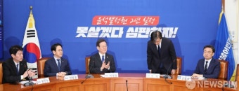 허리숙여 인사하는 조국 조국혁신당 대표