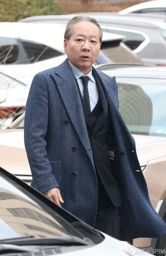 경찰 출석하는 주수호 의협 위원장
