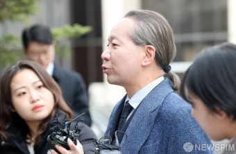 취재진 질문에 답하는 주수호 언론홍보위원장