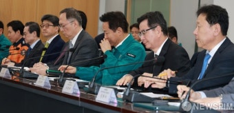 심각한 오세훈 시장의 서울지역 주요 병원장 간담회 표정