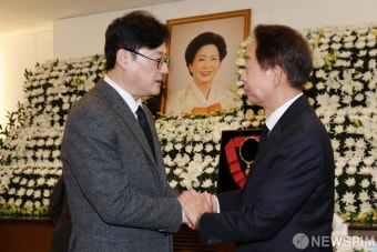 김현철 이사장 손 잡은 홍익표 더불어민주당 원내대표