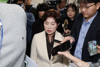 기자회견 마친 전혜숙 의원... 더불어민주당 탈당