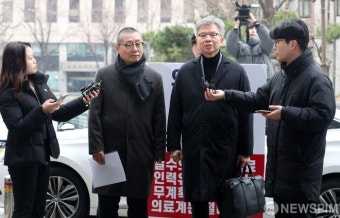 경찰 소환조사 출석하는 김택우 의협 비대위원장-박명하 조직위원장