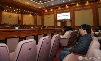 안동완 검사 탄핵심판 참석한 '간첩조작 사건' 피해자 유우성씨