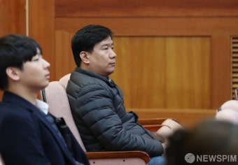 '보복기소' 안동완 검사 탄핵심판 방청하는 피해자 유우성 씨