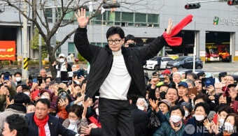 손들어 인사하는 한동훈 국민의힘 비상대책위원장
