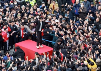 단상에 올라 인사하는 한동훈 국민의힘 비상대책위원장