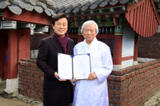 조규일 진주시장, 최대성 정려 현판 도 문화재 지정서 전달