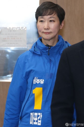 국회 소통관 들어서는 이지은 더불어민주당 후보