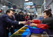삼천포 용궁수산시장 찾은 윤 대통령