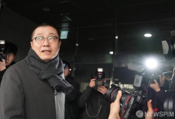 의협 관계자 응원 화답하는 박명하 위원장