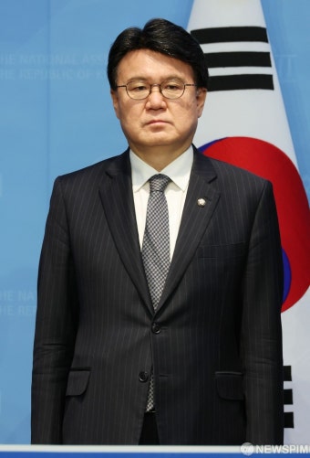 국회 소통관에 선 황운하 조국혁신당 의원