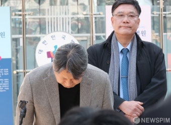 '의대 증원' 집행정지 입장  표명 후 인사하는 김창수 전의교협 회장