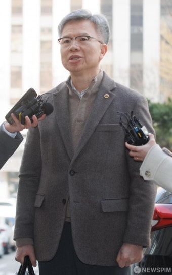 '전공의 집단사직 공모 혐의' 김택우 비대위원장 경찰 출석