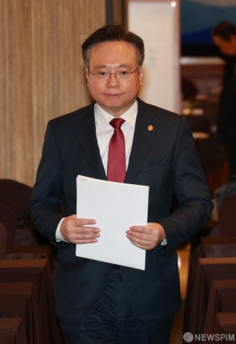 의료개혁 토론장 입장하는 조규홍 장관