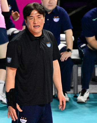 프로배구 2024-2025 V리그, 남녀부 1위 흥국생명-현대캐피탈이 전반기 흥행 이끌며 관중 1만명 증가!