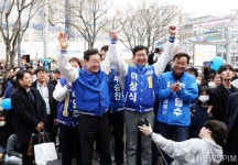 이재명 대표 이상식후보 , 수지구청 광장에서  총선승리를 다짐하며