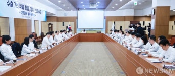 2024년 상무관 회의 주재하는 안덕근 산업부 장관