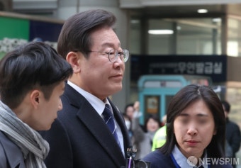이재명 대표, '위증교사 혐의' 공판 출석