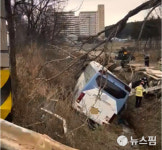 천안 동남구서 버스 승용차 추돌 후 하천 추락...8명 부상