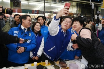 전통시장 상인과 기념촬영하는 이재명 대표