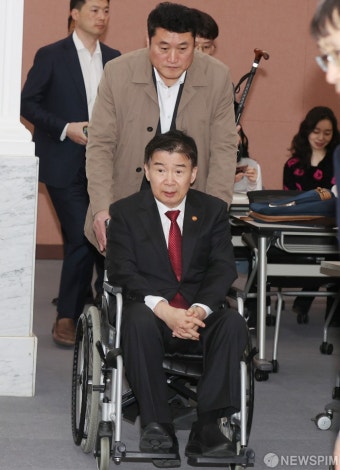 국세분야 고충민원 처리 토론회 입장하는 유철환 권익위 위원장
