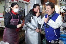 이천 관고전통시장 상인들과 인사 나누는 이재명 대표