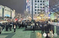 이재명 대표, 성남 야탑역서 주민과의 인사 진행