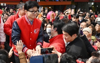 시민들과 인사하는 한동훈 위원장