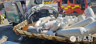 LPG통 수십개 도로에 우르르...여주 중부내륙고속도서 화물차 간 추돌