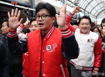 손 들어 인사하는 한동훈 국민의힘 비상대책위원장