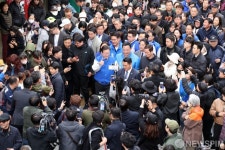 당진전통시장에서 시민들 만나는 이재명 대표