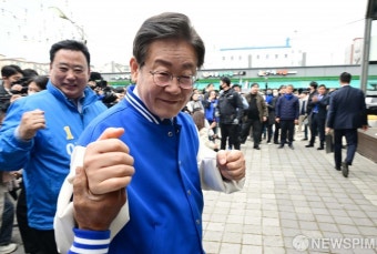 인사하는 이재명 대표