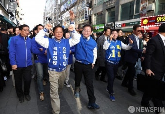 파주 시민들에게 인사하는 이재명 대표