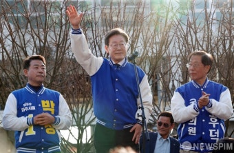 파주 시민들에게 손인사하는 이재명 대표