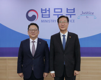 [포토] 박성재 법무부 장관, 김영훈 변협회장과 변호사 제도 논의