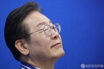 생각에 잠긴 이재명 더불어민주당 상임공동선대위원장