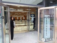 [사진] 베이징 주중한국대사관에 마련된 재외투표소 입구