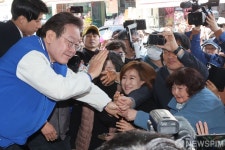 제천 동문시장 찾은 이재명 더불어민주당 대표